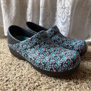 Crocs Neria Pro Triple Comfort Womens 7 Slip Resistant Work Shoes Flower Graphic